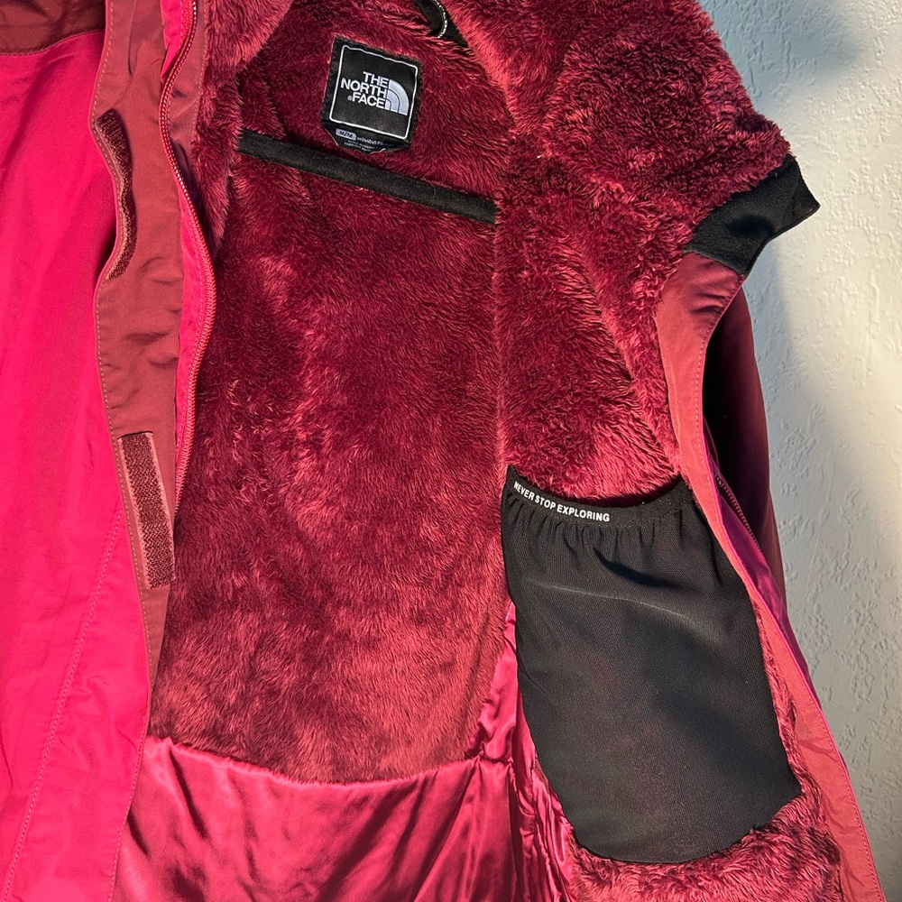 The North Face Women's Two-Tone Burgundy Jacket 🧥 Size Medium - Picture 2 of 3